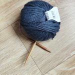 Cours tricot photo pelotte de laine et aiguilles