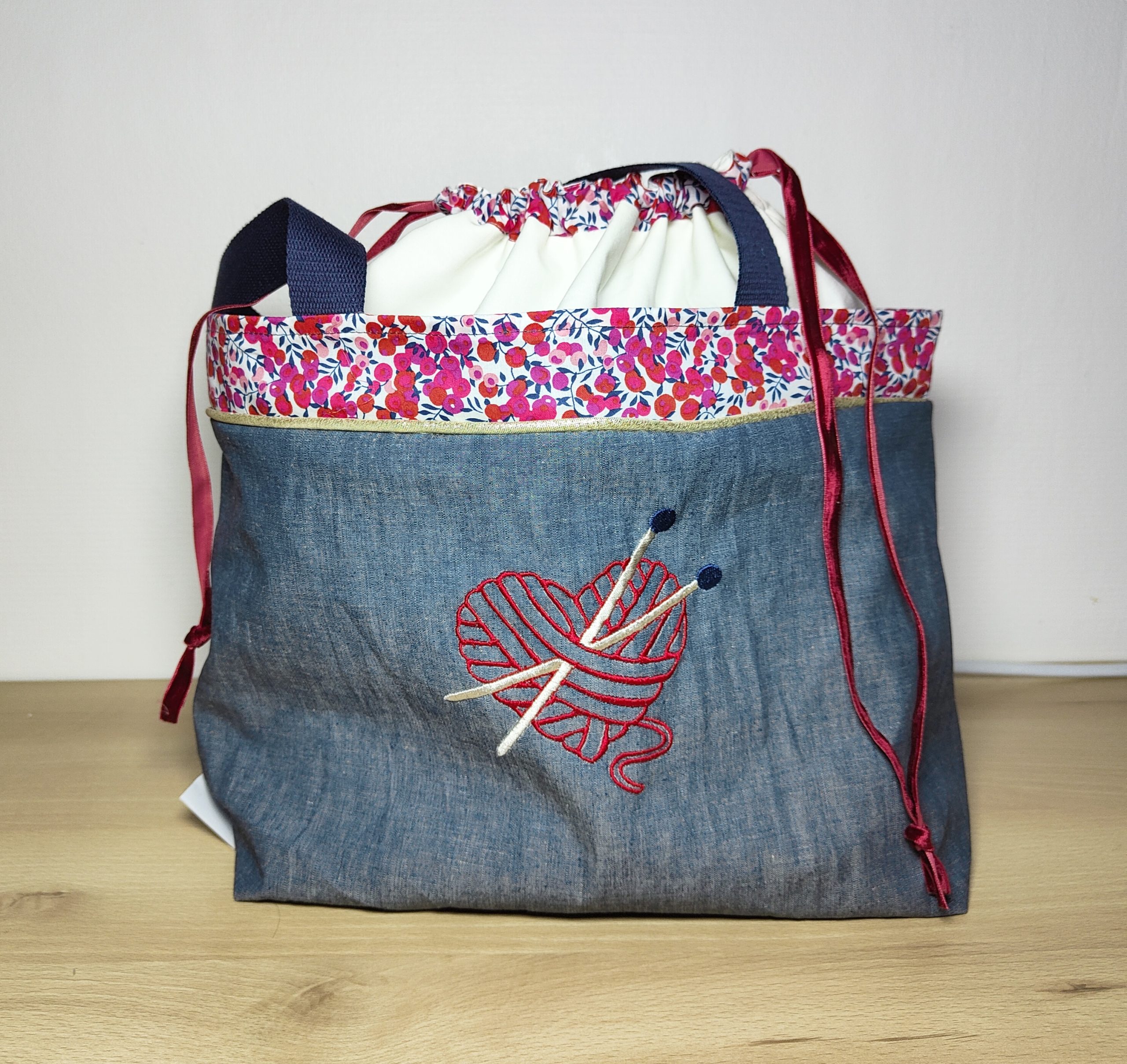 Réalisation en broderie à l'atelier Rosáfil : broderie sur sac