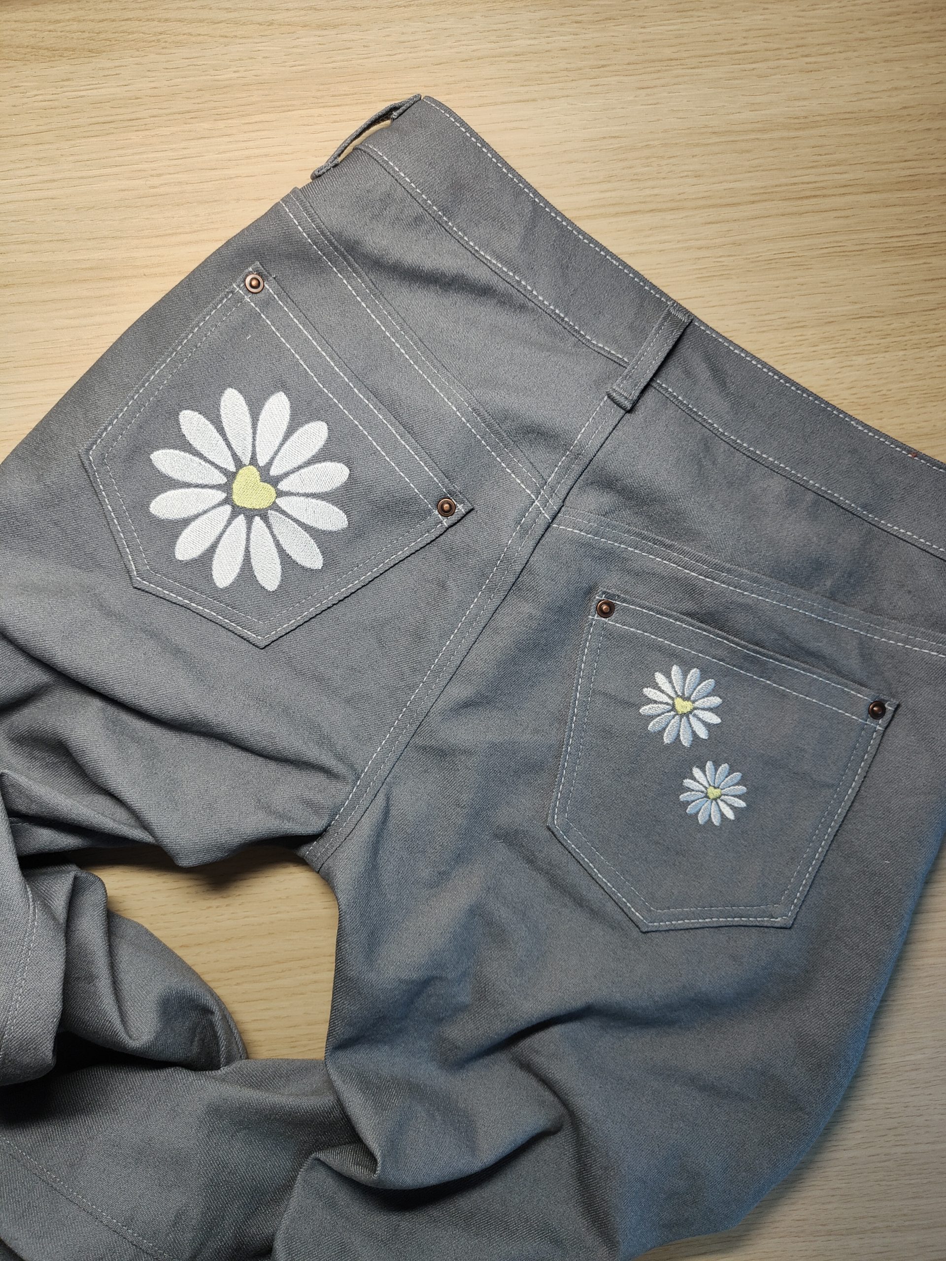 Réalisation à l'atelier Rosáfil : broderie sur jean