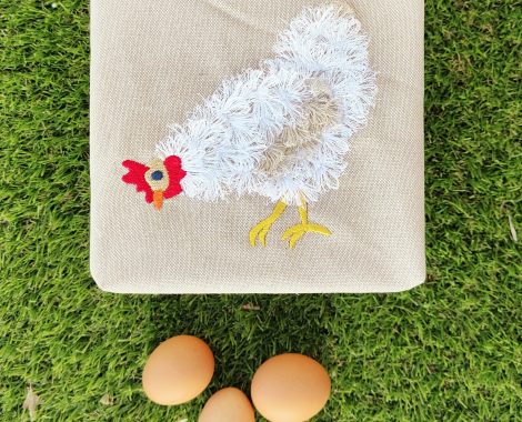 Réalisation en broderie à l'atelier Rosáfil : poule