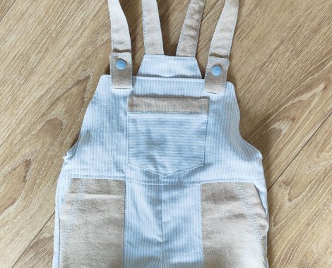 Réalisation en couture à l'atelier Rosáfil : salopette