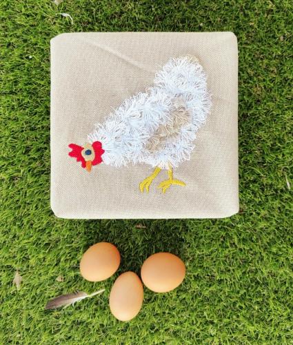 Réalisations de l'Atelier Rosáfil -poulet brodé sur coussin