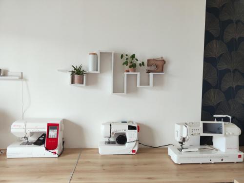 Machines à coudre à l'atelier